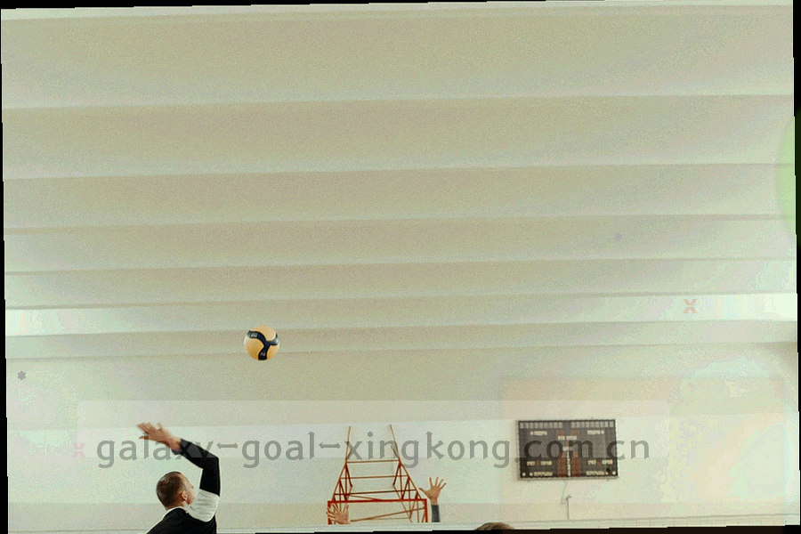 桌面上摊开的手写记录与秒表示意，画面无清晰可读文字，没有人物面部
